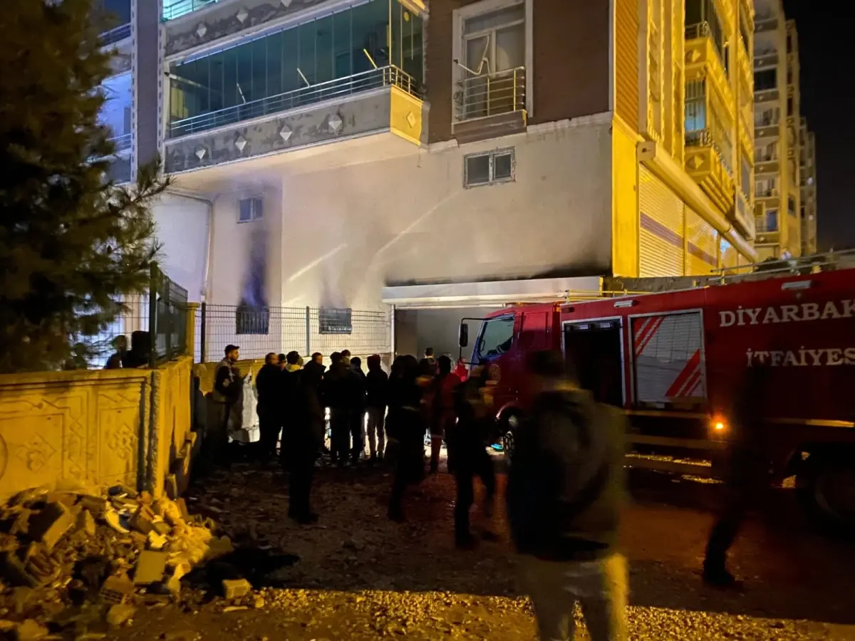 Diyarbakır'da bir marangoz atölyesinde meydana gelen yangında 4 kişi dumandan