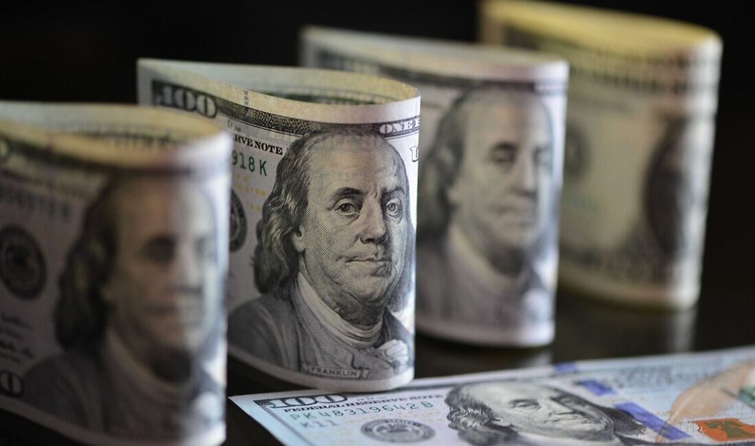 Haftanın üçüncü gününe dolar çıktığı rekor düzeyin çabucak altında, euro