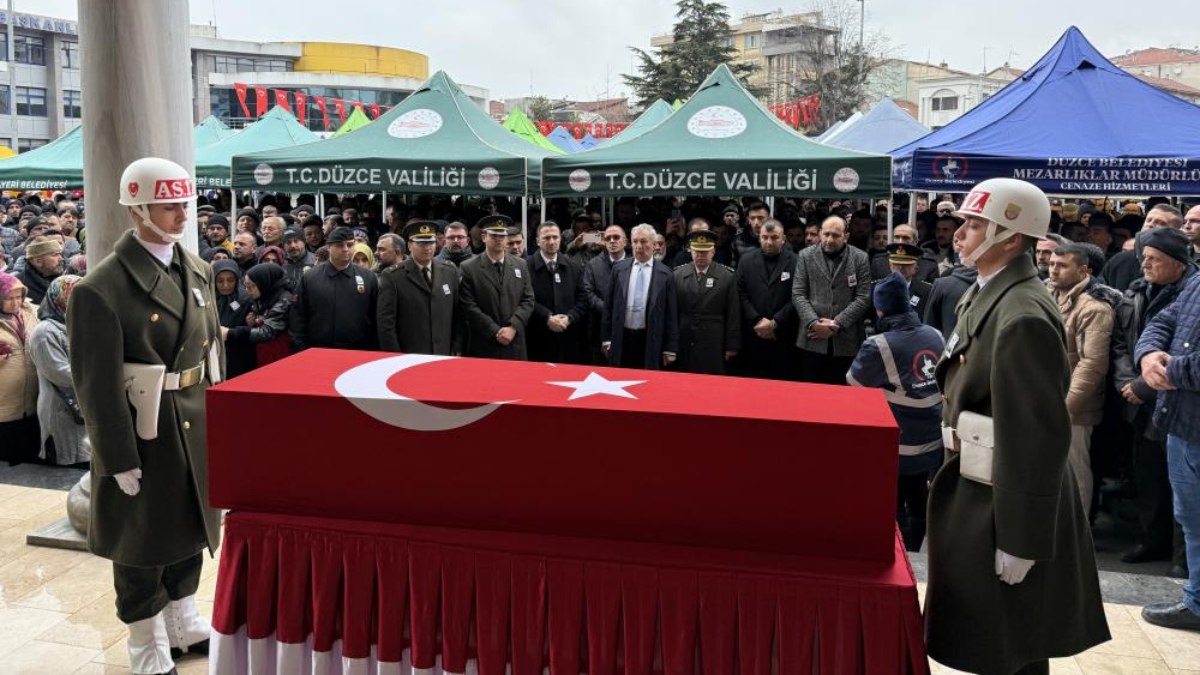 Düzce Şehidi Uzman Çavuş Mustafa Bazna'nın cenaze töreni, vatanseverlik ve