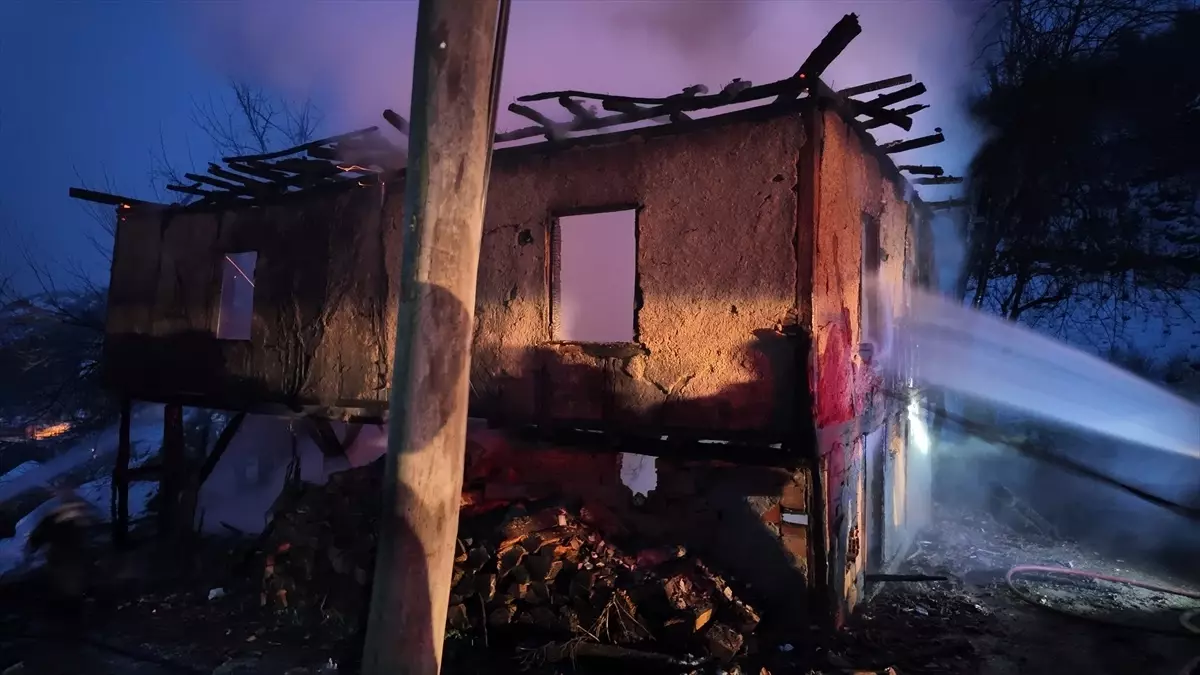 Düzce Yığılca'da, boş bir evde çıkan yangın, hızla kontrol altına