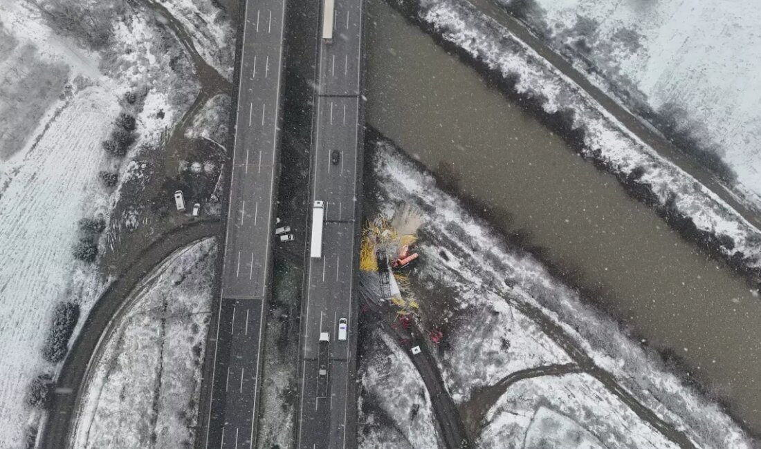 Düzce'de meydana gelen feci trafik kazasında iki şoför hayatını kaybetti.