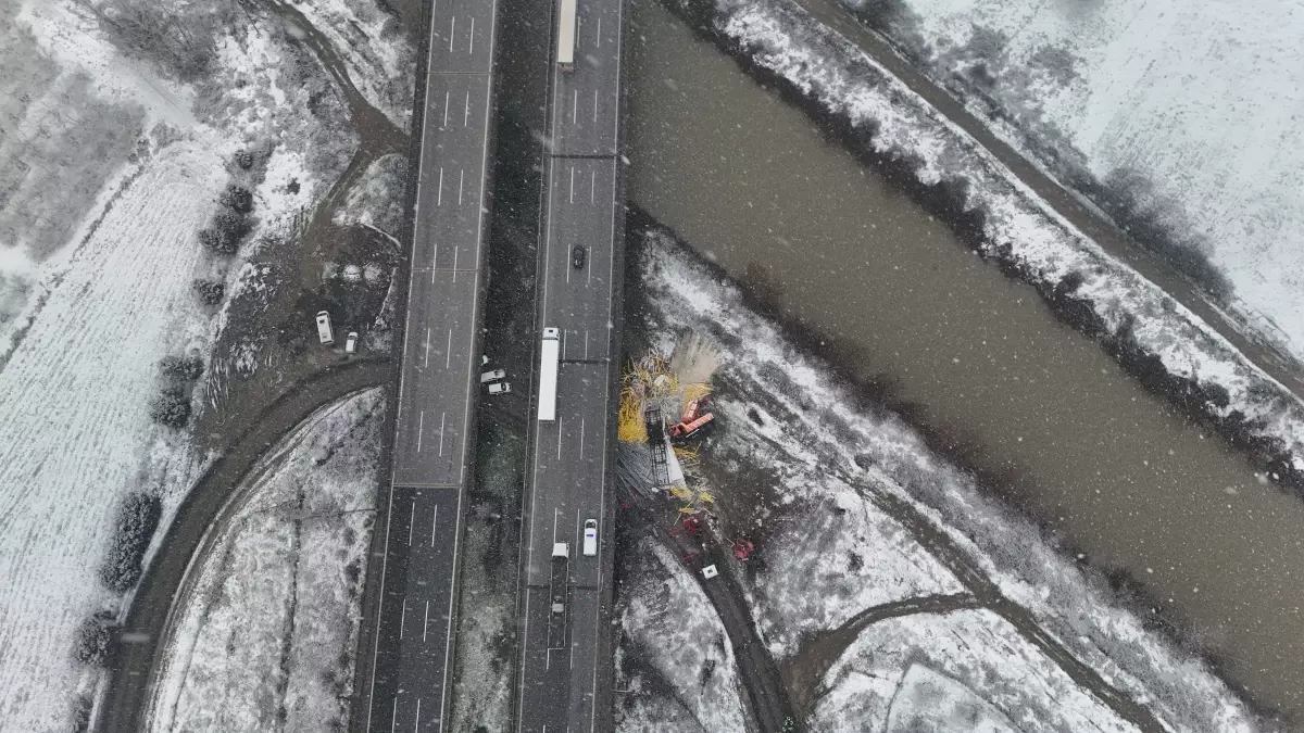 Düzce'de meydana gelen feci trafik kazasında iki şoför hayatını kaybetti.