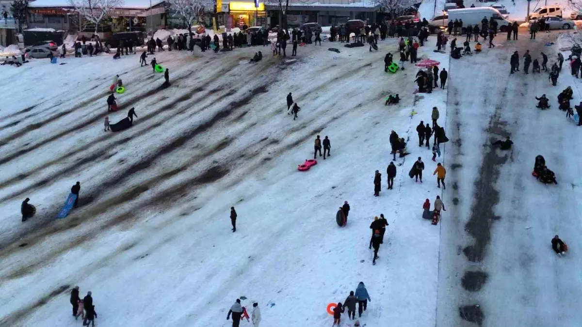 Düzce'de 30 santimetreyi aşan kar kalınlığı, Bahçeşehir bölgesindeki doğal kayak