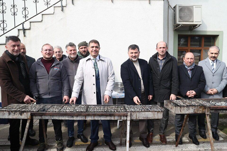 Düzce İl Özel İdaresi Şantiyesinde karla mücadele çalışanlarına hamsi şenliği