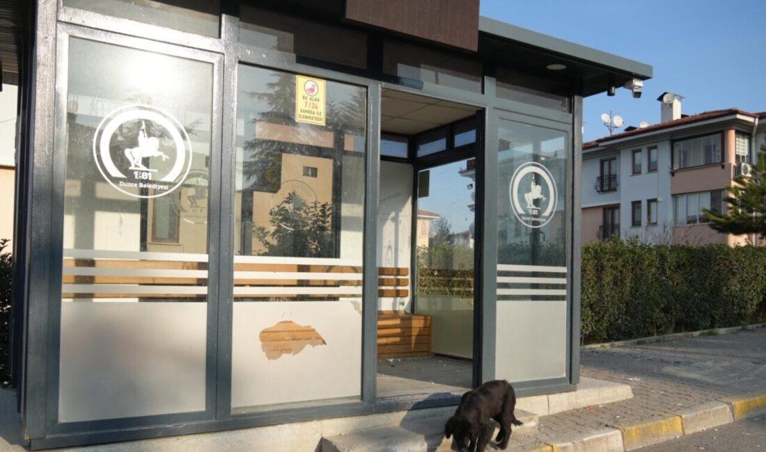 Bahçeşehir Güzelbahçe Mahallesi’ndeki kapalı otobüs durağına kimliği belirsiz kişilerce zarar