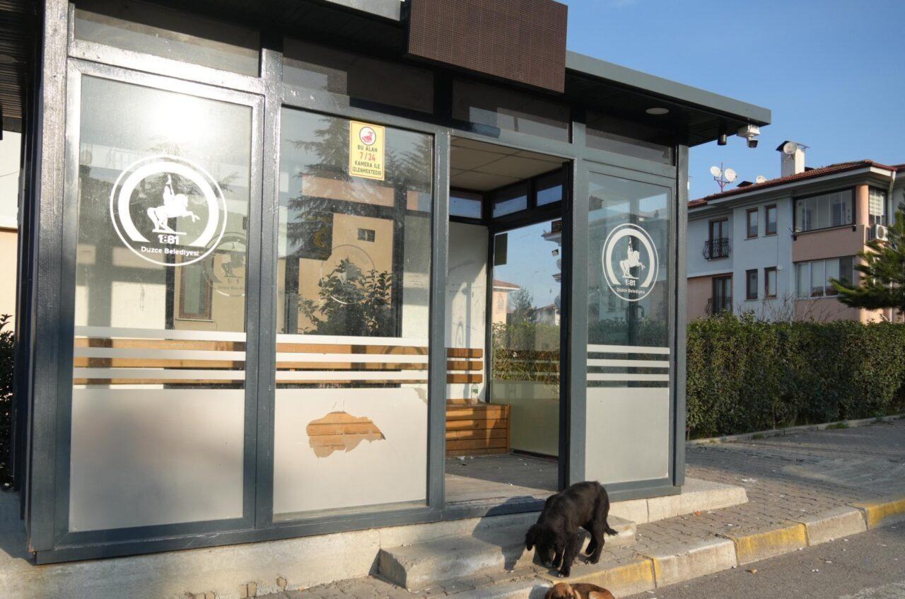 Bahçeşehir Güzelbahçe Mahallesi’ndeki kapalı otobüs durağına kimliği belirsiz kişilerce zarar