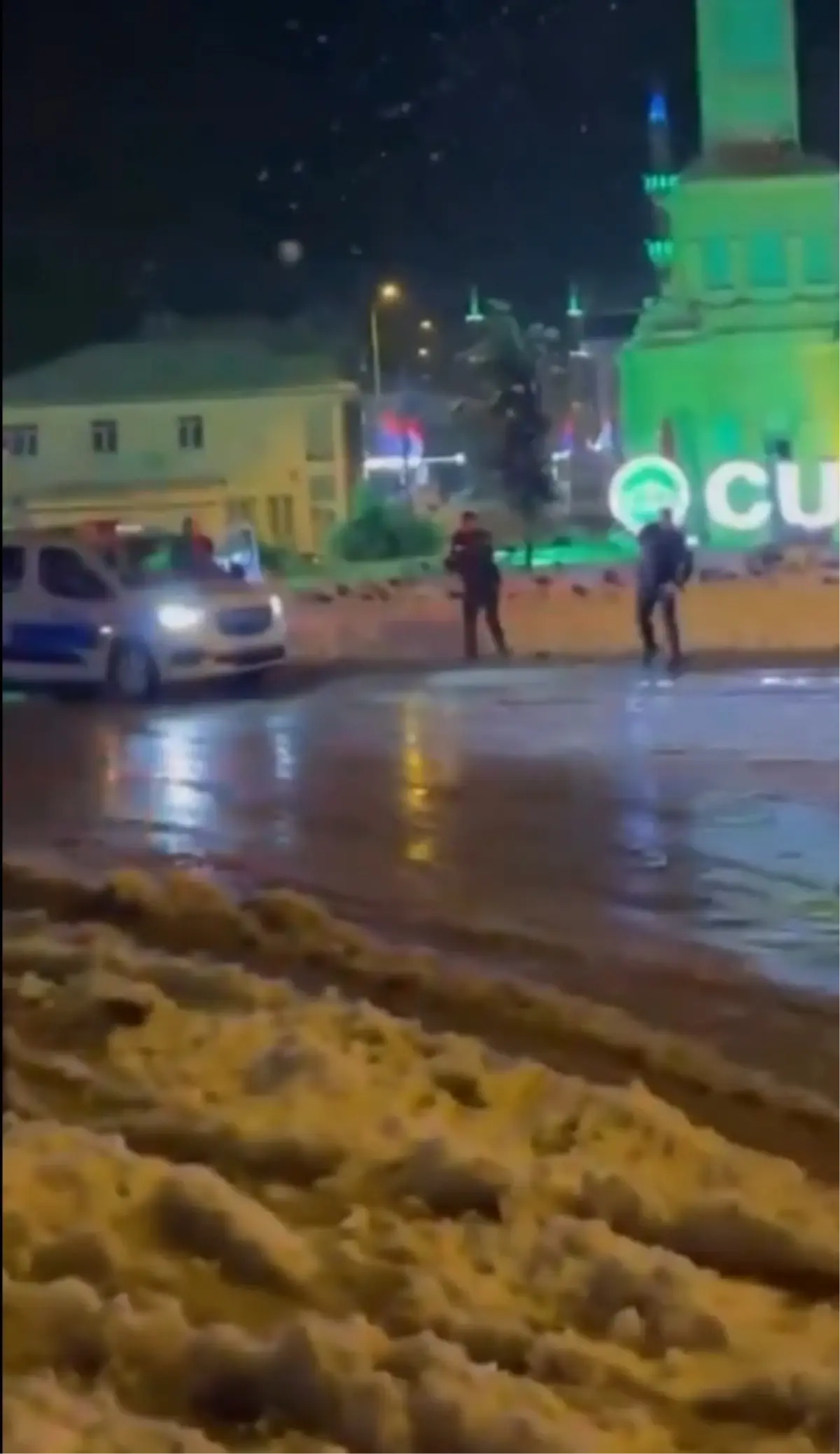 Düzce'de gençler ve polis arasında gerçekleşen eğlenceli kar topu oyunu,