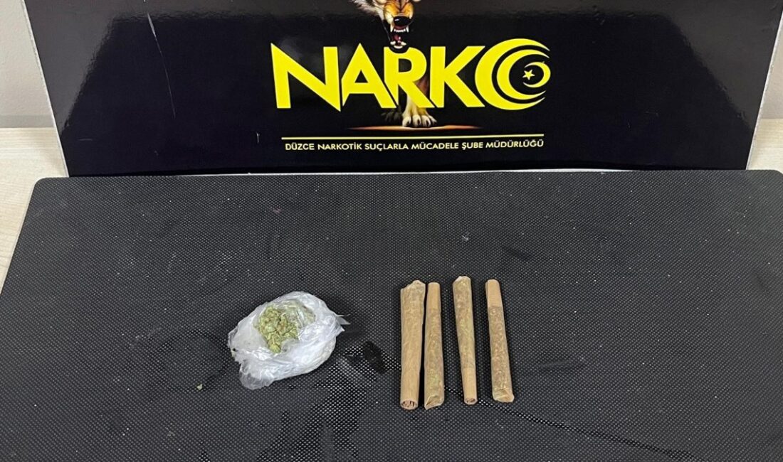 Düzce'de gerçekleştirilen uyuşturucu operasyonunda 20 gram esrar ele geçirildi. Detaylar