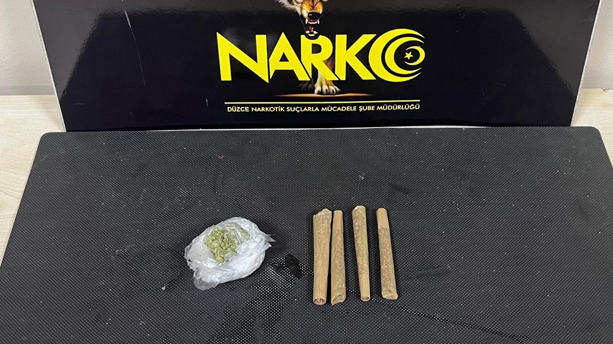 Düzce'de gerçekleştirilen uyuşturucu operasyonunda 20 gram esrar ele geçirildi. Detaylar