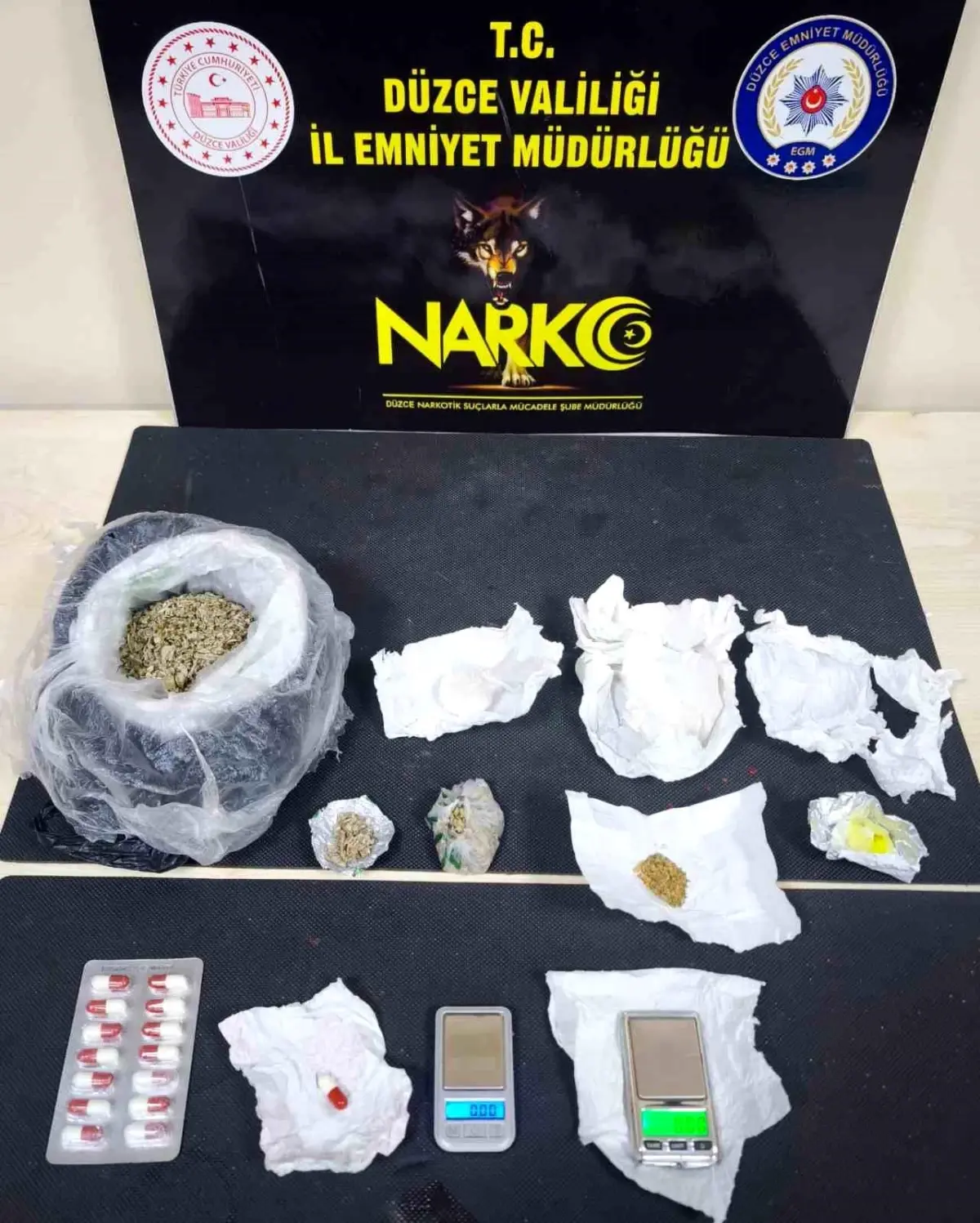 Düzce'de uyuşturucu ticareti yaptığı belirlenen bir şahıs, güvenlik güçlerinin düzenlediği