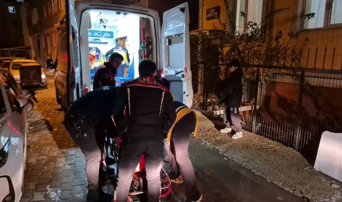 Edirne'de 19 yaşındaki K.K., tartışma sonucu babasını bıçaklayarak konuttan kaçtı.