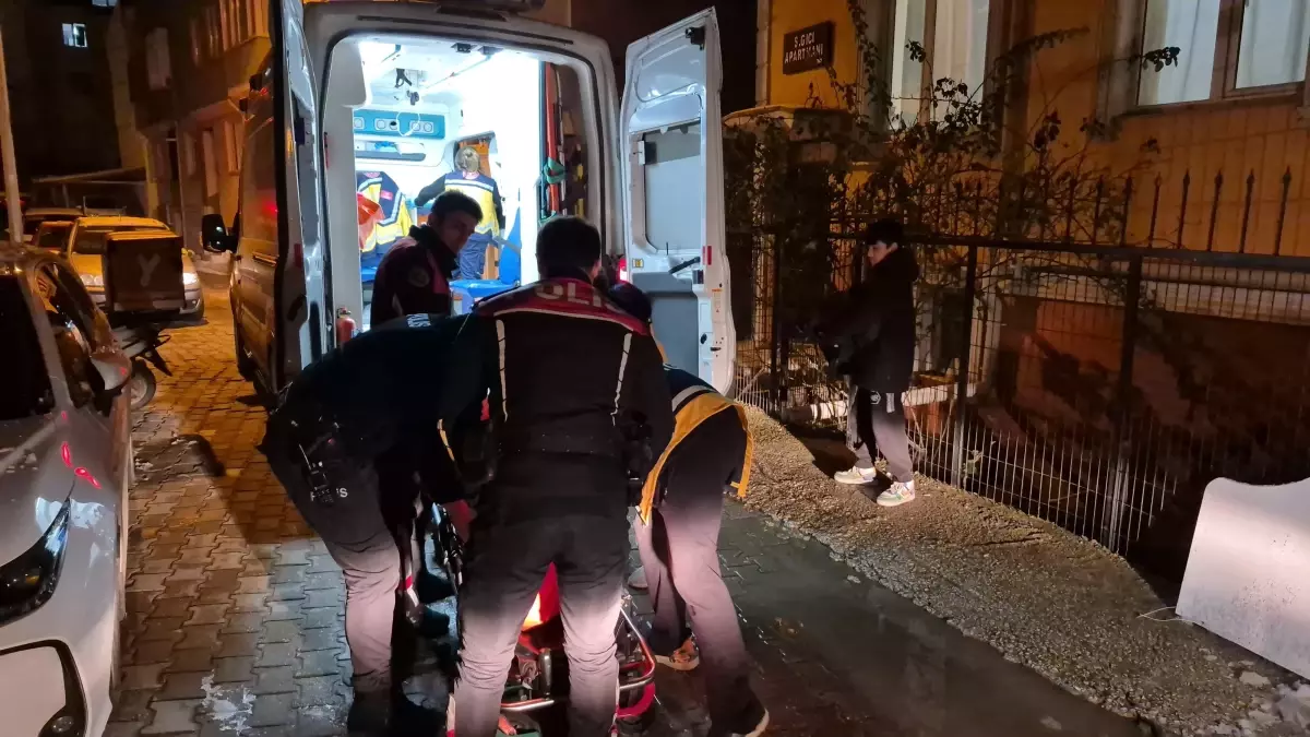 Edirne'de 19 yaşındaki K.K., tartışma sonucu babasını bıçaklayarak konuttan kaçtı.