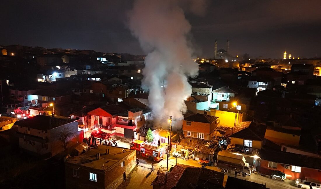 Edirne'de meydana gelen gecekondu yangınında üç ev tamamen kül oldu.