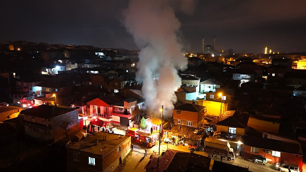 Edirne'de meydana gelen gecekondu yangınında üç ev tamamen kül oldu.