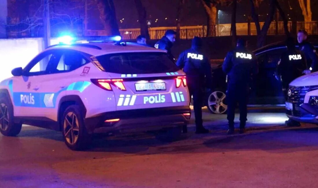 Polis 'dur' ihtarına uymayan şoför, lastiklerine ateş açılarak durduruldu. Kuşkulu