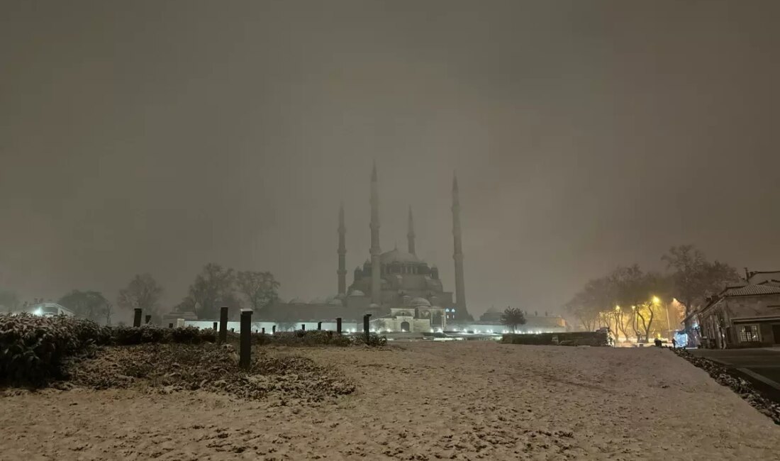 Edirne'de gündüz yüksek kesimlerde başlayan kar yağışı, gece şehir merkezine