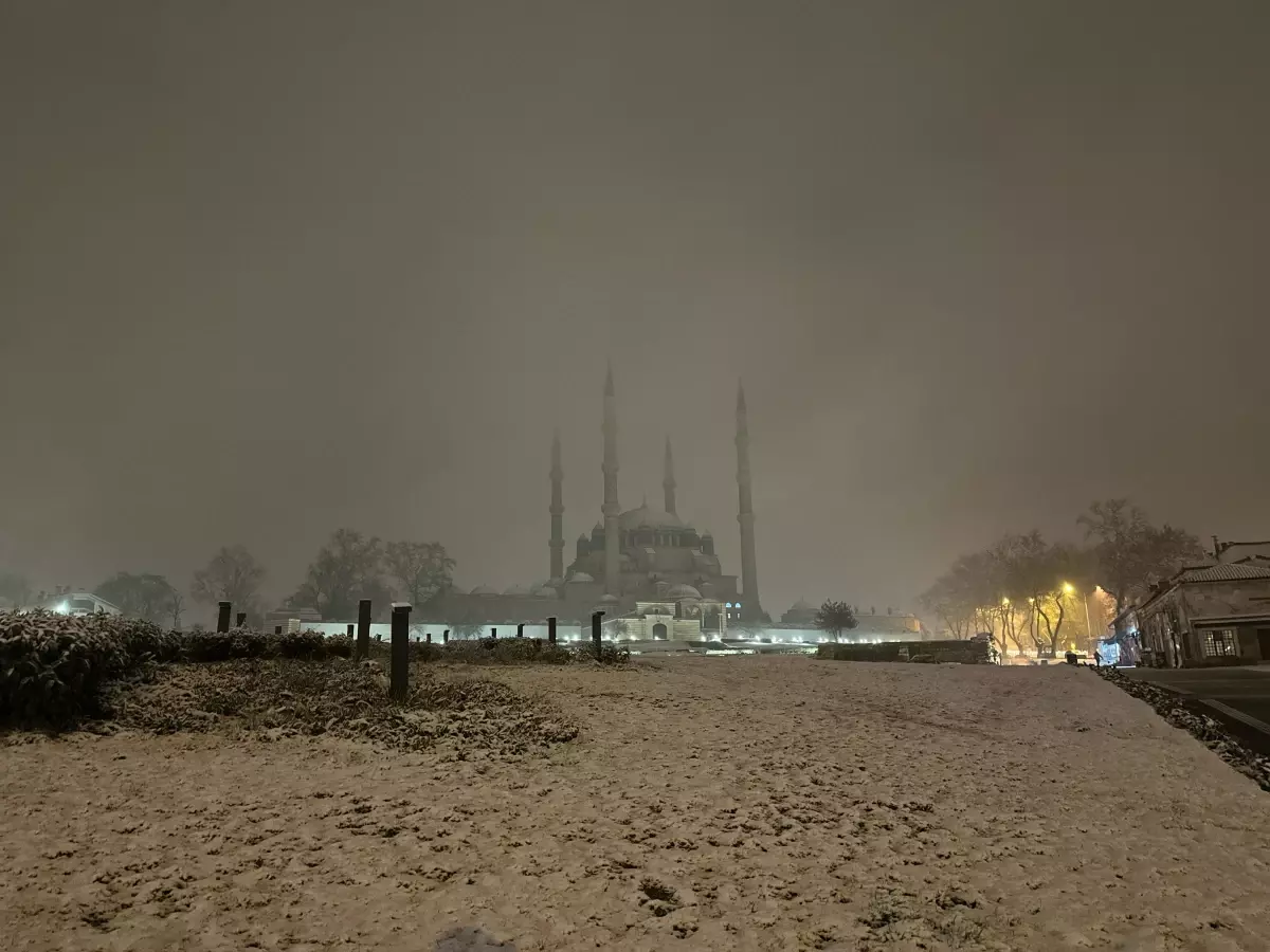 Edirne'de gündüz yüksek kesimlerde başlayan kar yağışı, gece şehir merkezine