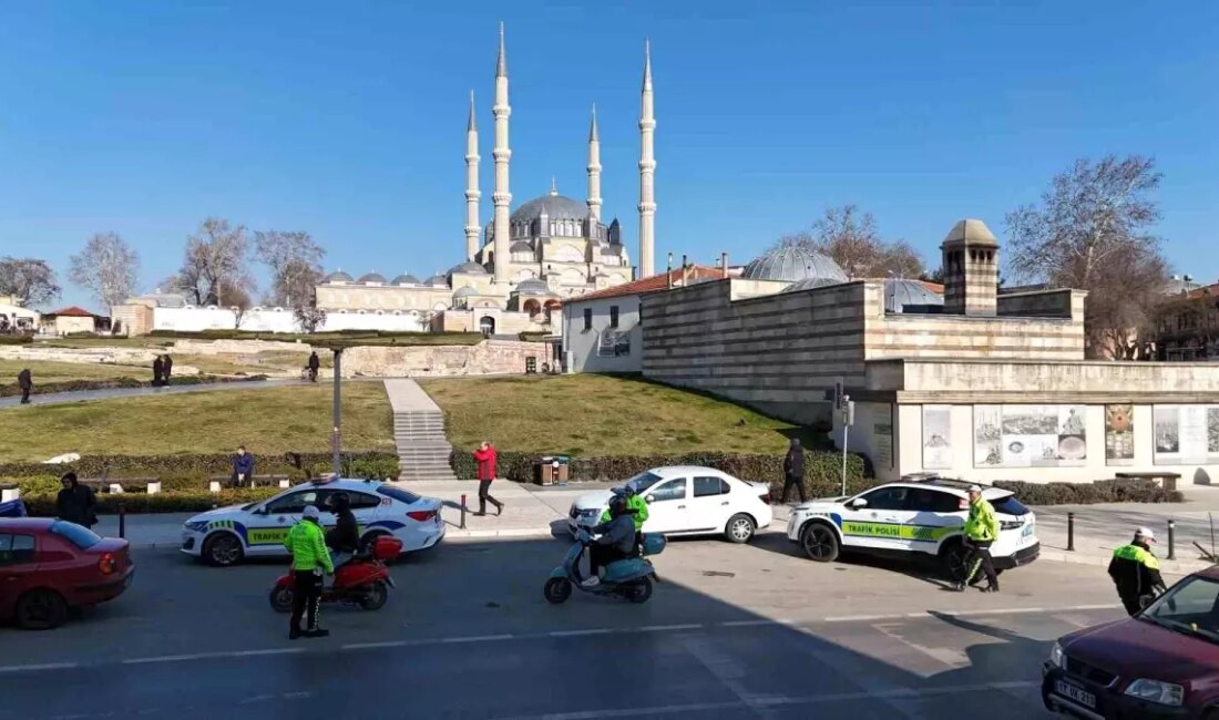 Edirne'de motosiklet sürücülerine yönelik gerçekleştirilen denetim uygulamaları, trafik güvenliğini artırmak