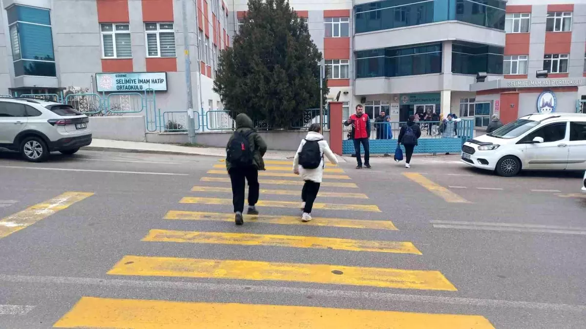 Edirne'de okul polisleri, okullarda kontrol yaparak trafik güvenliğini sağlıyor.