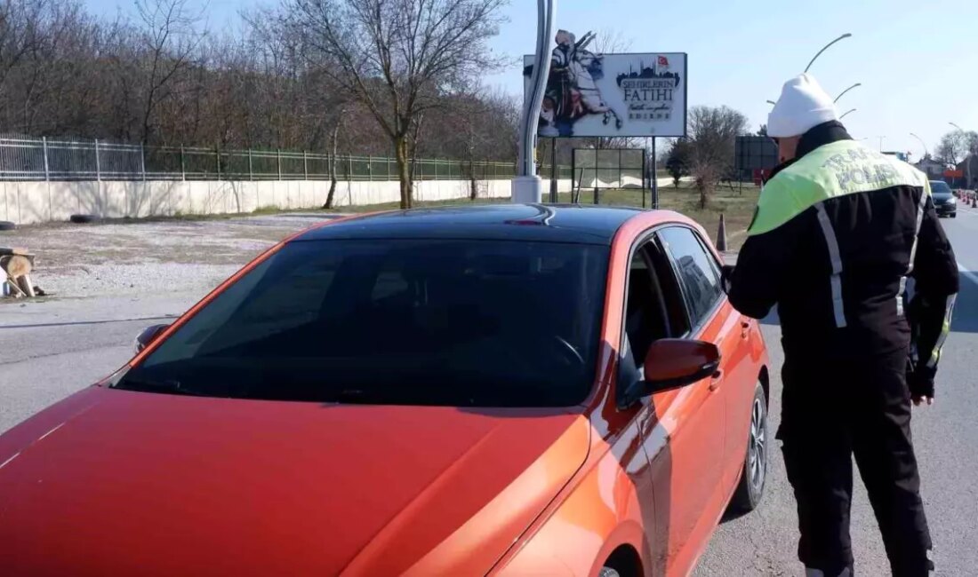 Edirne'de trafik denetimlerinde cam filmi sökme yarışı başladı. Araç sahipleri,