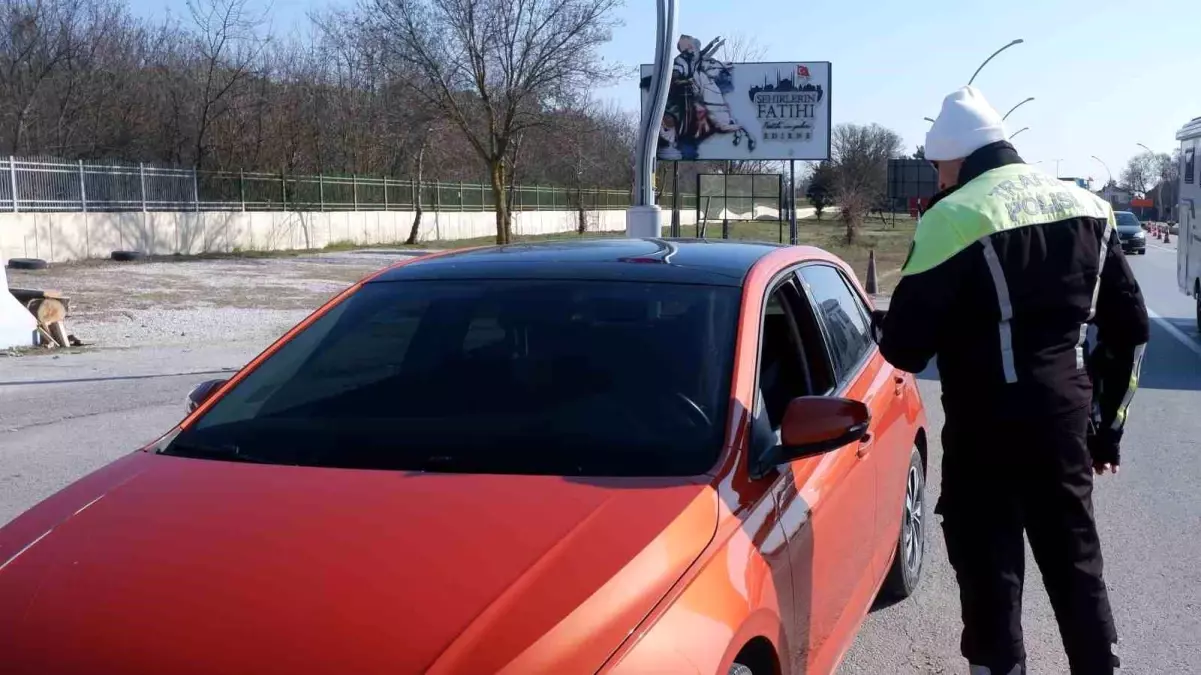 Edirne'de trafik denetimlerinde cam filmi sökme yarışı başladı. Araç sahipleri,