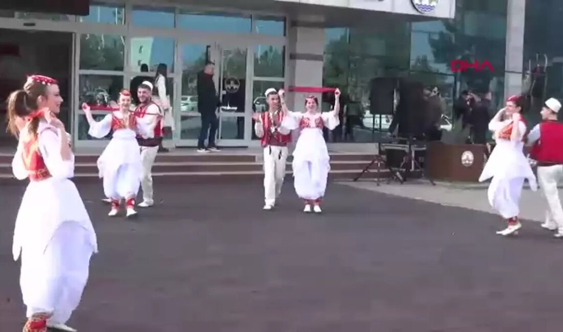 Edirne'de bu yıl 10.'su düzenlenen Uluslararası Balkan Halk Oyunları Festivali,
