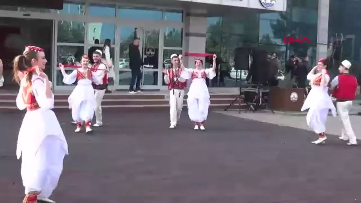 Edirne'de bu yıl 10.'su düzenlenen Uluslararası Balkan Halk Oyunları Festivali,