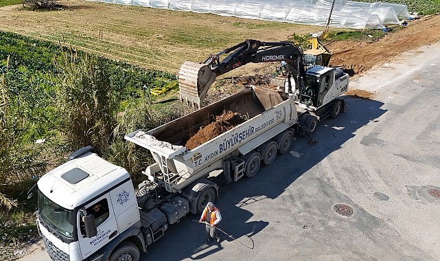 Efeler Bulvarı'nda başlatılan yenileme çalışmalarıyla bölgenin çehresi değişiyor. Modern altyapı,