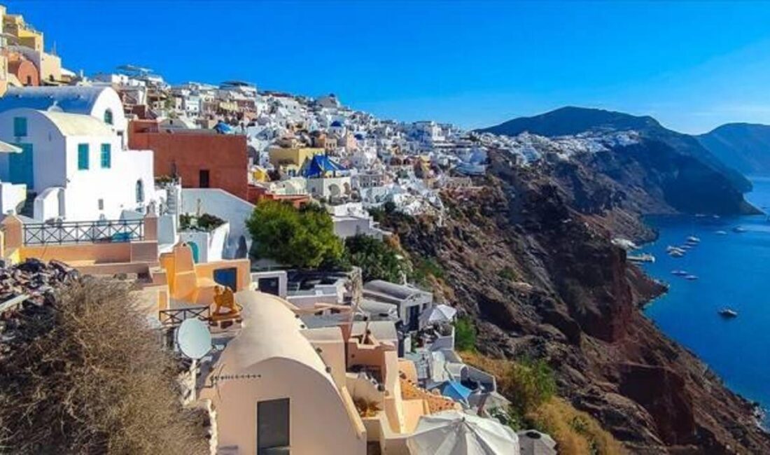 Ege Denizi'nde artan depremlerin Santorini üzerindeki etkilerini keşfedin. Bu yazıda,