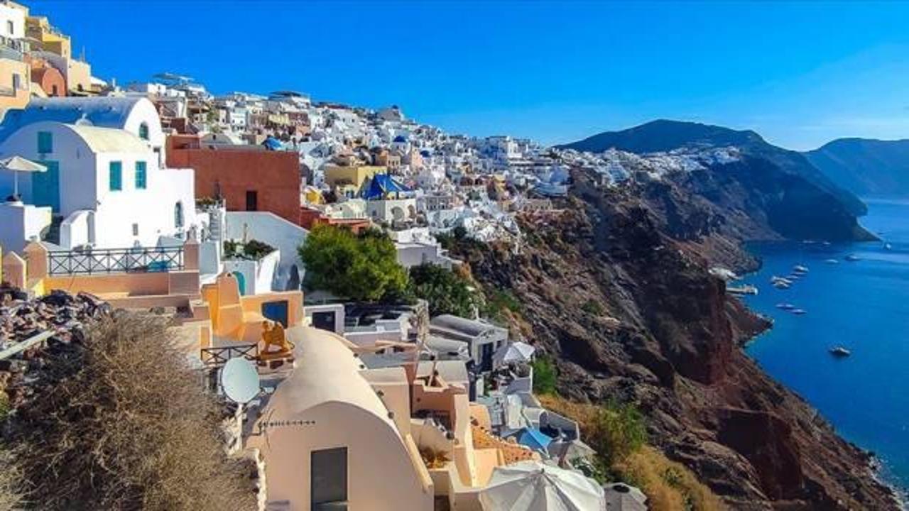 Ege Denizi'nde artan depremlerin Santorini üzerindeki etkilerini keşfedin. Bu yazıda,