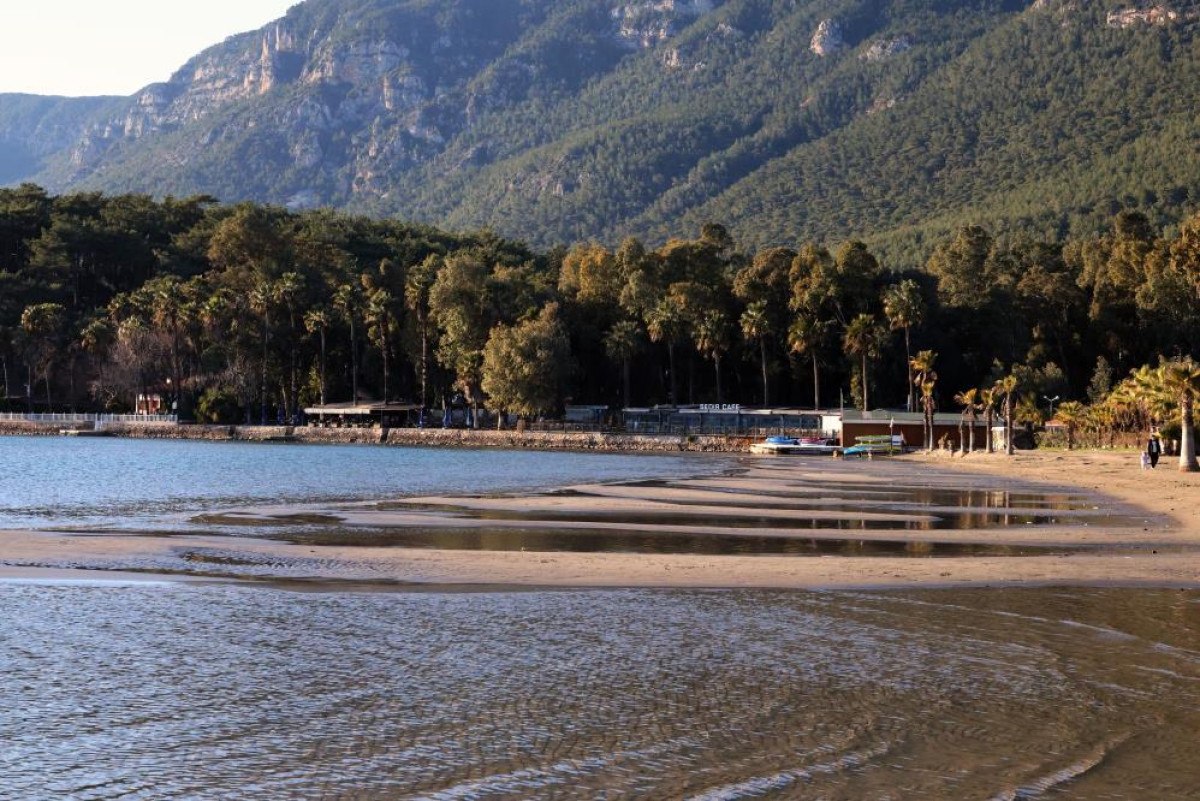 Ege Denizi'nde Deprem Fırtınası ve Deniz Suyu Çekilmeleri