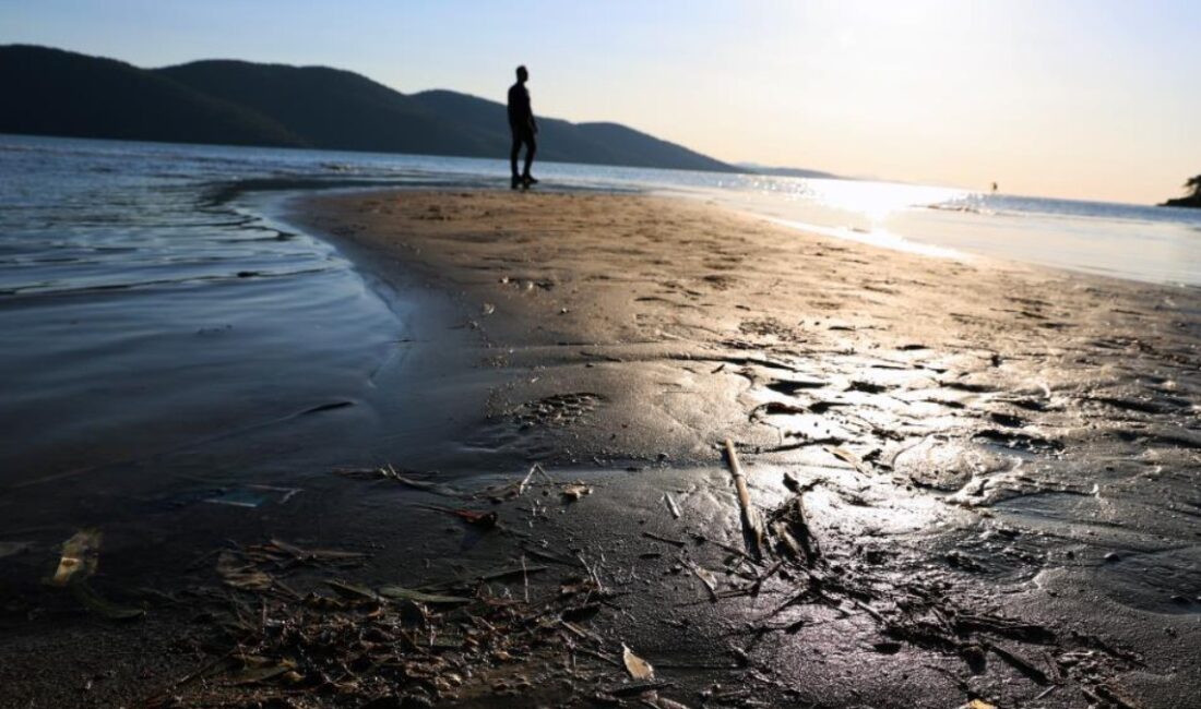 Ege Denizi'nde meydana gelen deprem fırtınası ve deniz suyu çekilmeleri,