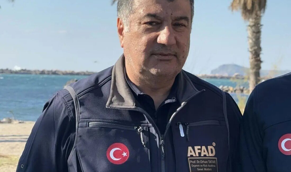 Ege Denizi'nde Santorini Adası çevresindeki sismik aktiviteyi ve potansiyel riskleri