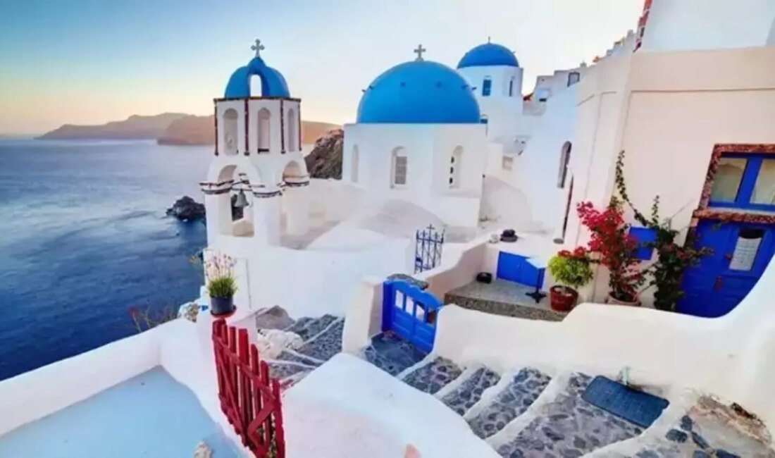 Ege Denizi'nde bulunan Santorini Adası'ndaki sismik hareketlilik ve tahliye süreci