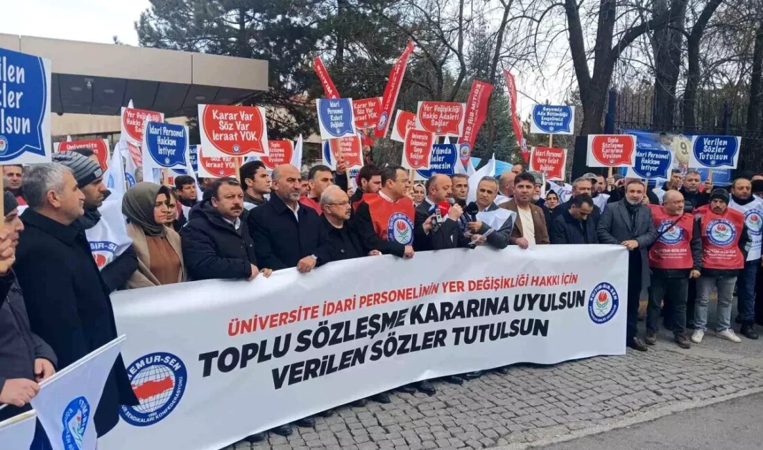 Eğitim-Bir-Sen üyeleri, üniversite personelinin yer değişikliği hakkını protesto ederek, adalet