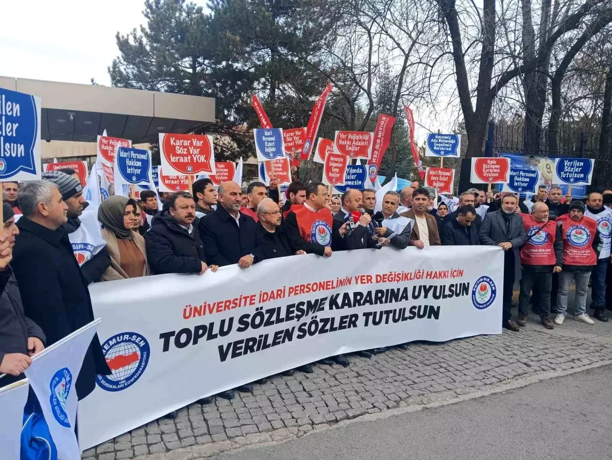 Eğitim-Bir-Sen üyeleri, üniversite personelinin yer değişikliği hakkını protesto ederek, adalet