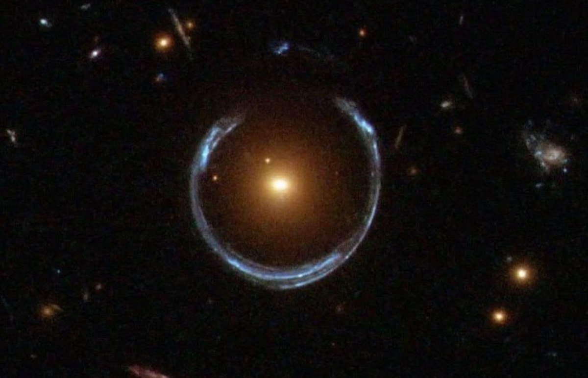 Einstein Halkası: Uzayın Derinliklerinden Gelen Görüntü