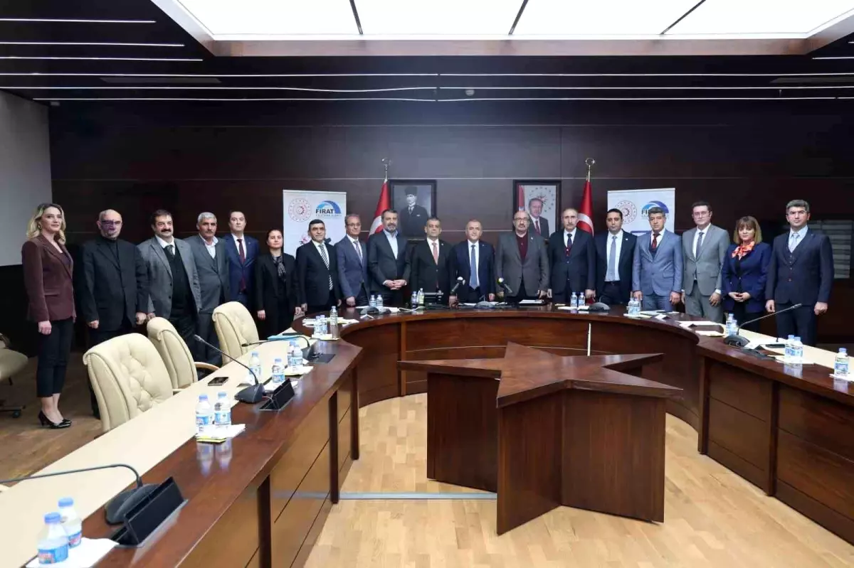 Elazığ'da gerçekleştirilen 76,7 milyon liralık projelerin imza töreni, kente yeni