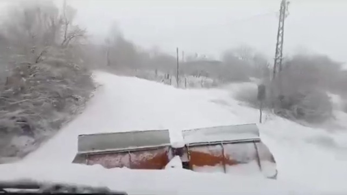 Elazığ'da etkili olan yoğun kar yağışı, günlük yaşamı olumsuz etkiliyor.