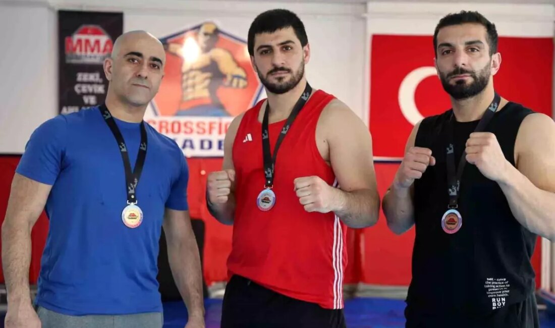 Elazığlı sporcular, Türkiye MMA Şampiyonası'nda gösterdikleri üstün performansla üç madalya