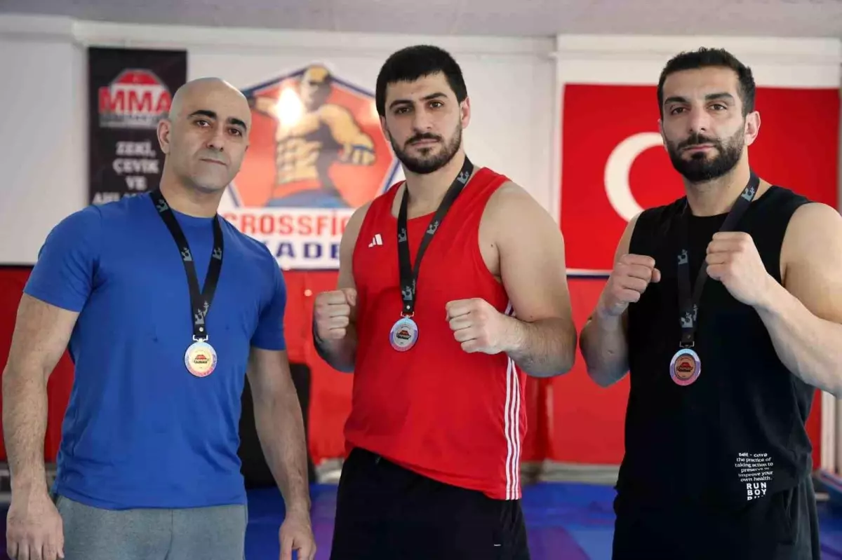 Elazığlı sporcular, Türkiye MMA Şampiyonası'nda gösterdikleri üstün performansla üç madalya