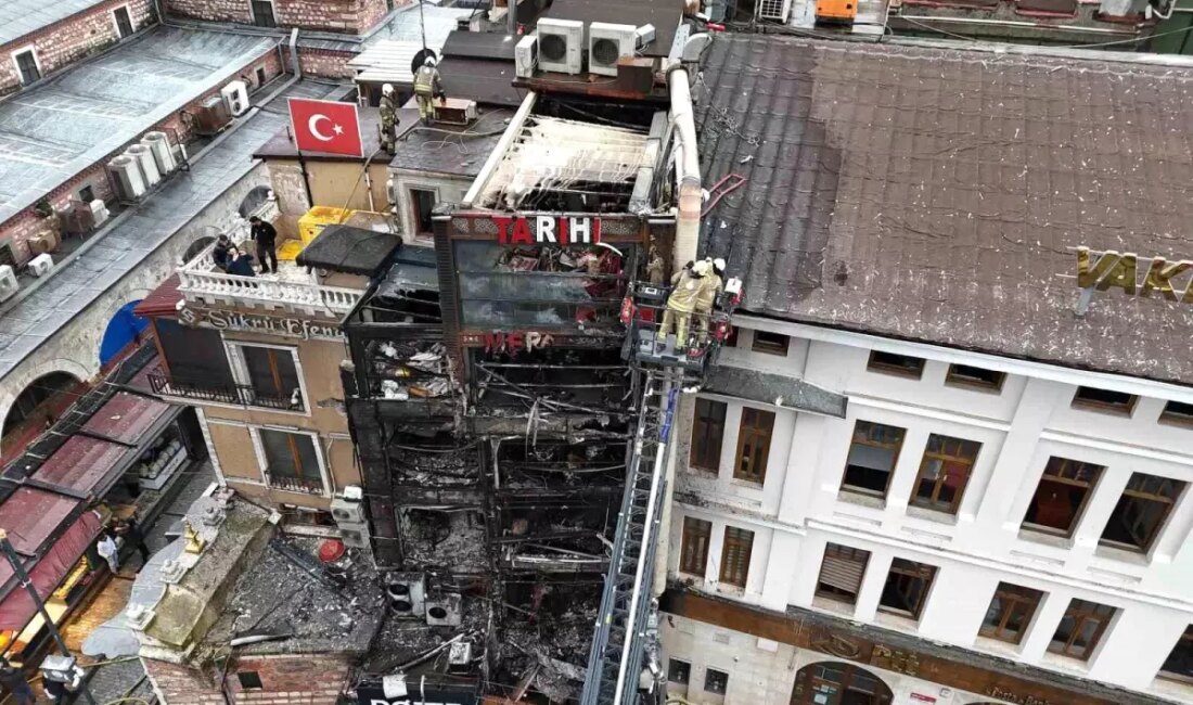 Eminönü'nde Mısır Çarşısı yanındaki restoranda çıkan yangın, çevrede paniğe yol