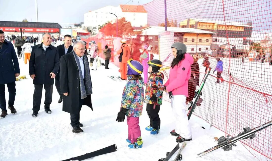 Erciyes Kayak Merkezi'nde Başkan Büyükkılıç, kayak severlerle bir araya geldi.
