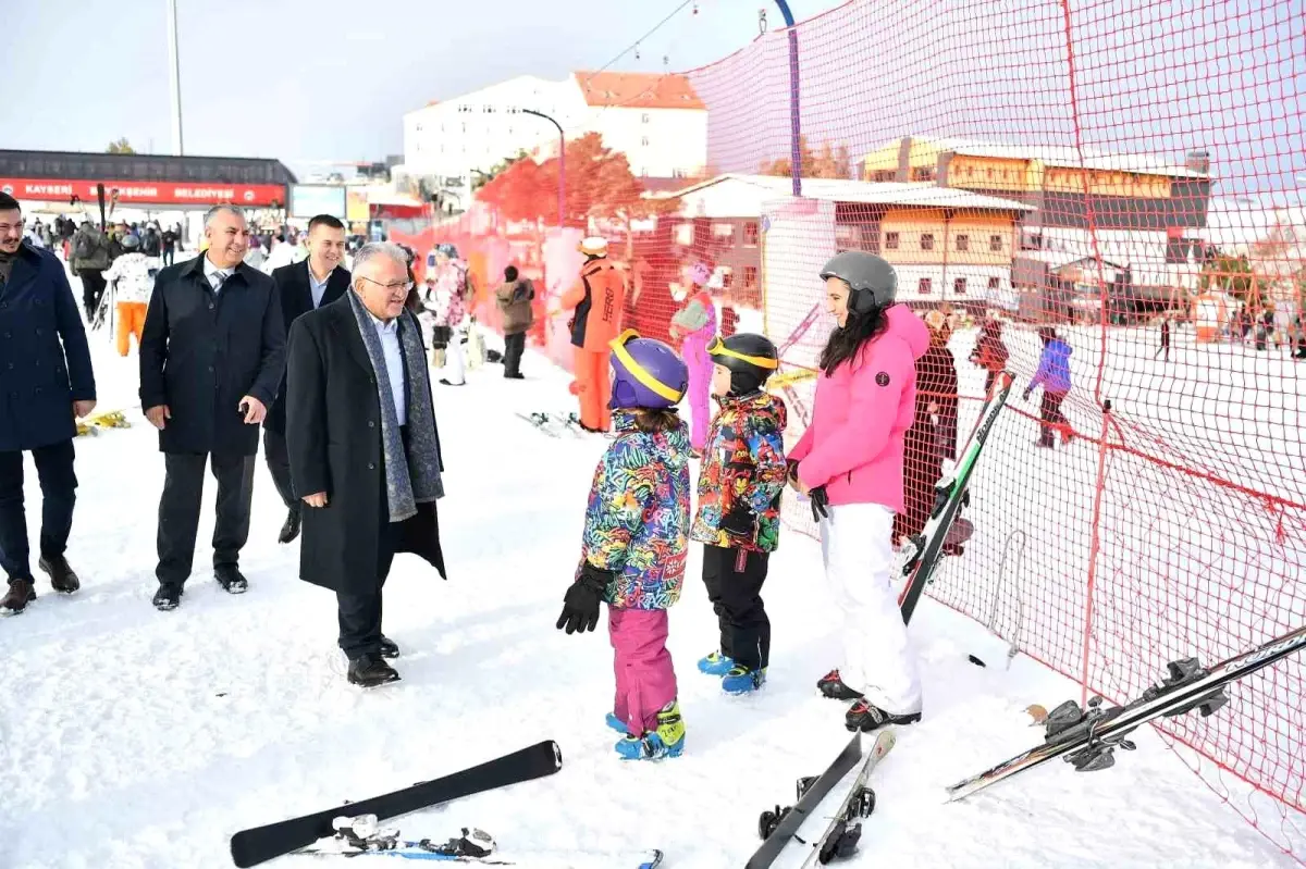 Erciyes Kayak Merkezi'nde Başkan Büyükkılıç, kayak severlerle bir araya geldi.
