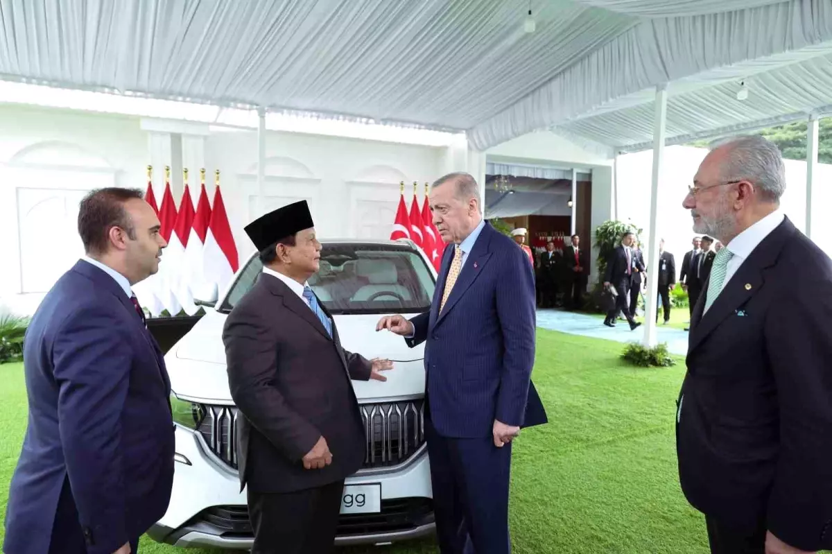 Cumhurbaşkanı Erdoğan, Endonezya Devlet Başkanı'na yerli otomobil Togg'u hediye etti.