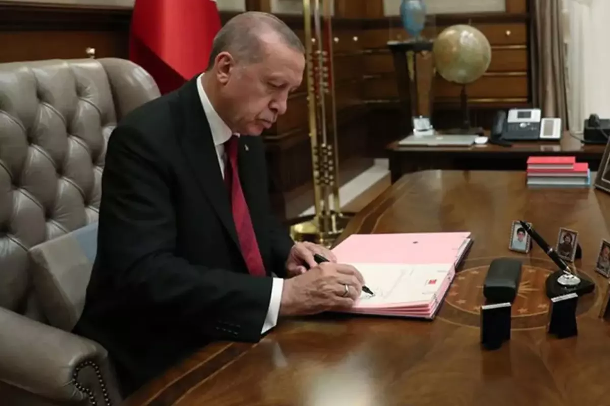 AK Parti 8. Olağan Büyük Kongresi'nin düzenlendiği salonda canlı yayına
