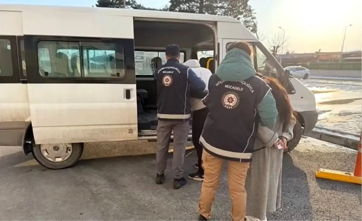 Erzincan'da gerçekleştirilen göçmen kaçakçılığı operasyonunda 18 yabancı uyruklu şahıs yakalandı.