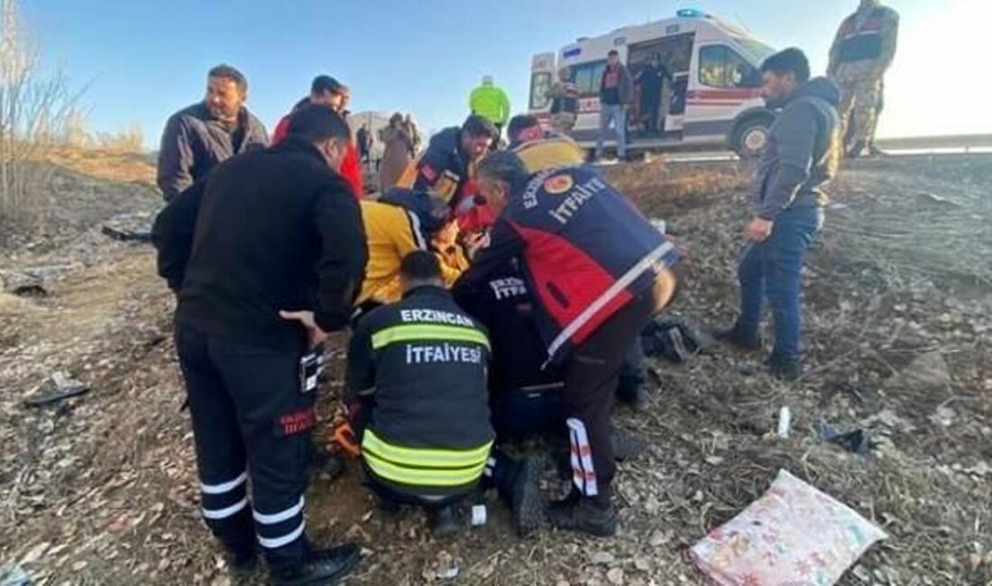 Erzincan'da meydana gelen şarampole devrilen araç kazasında yaralılar, olay yerine