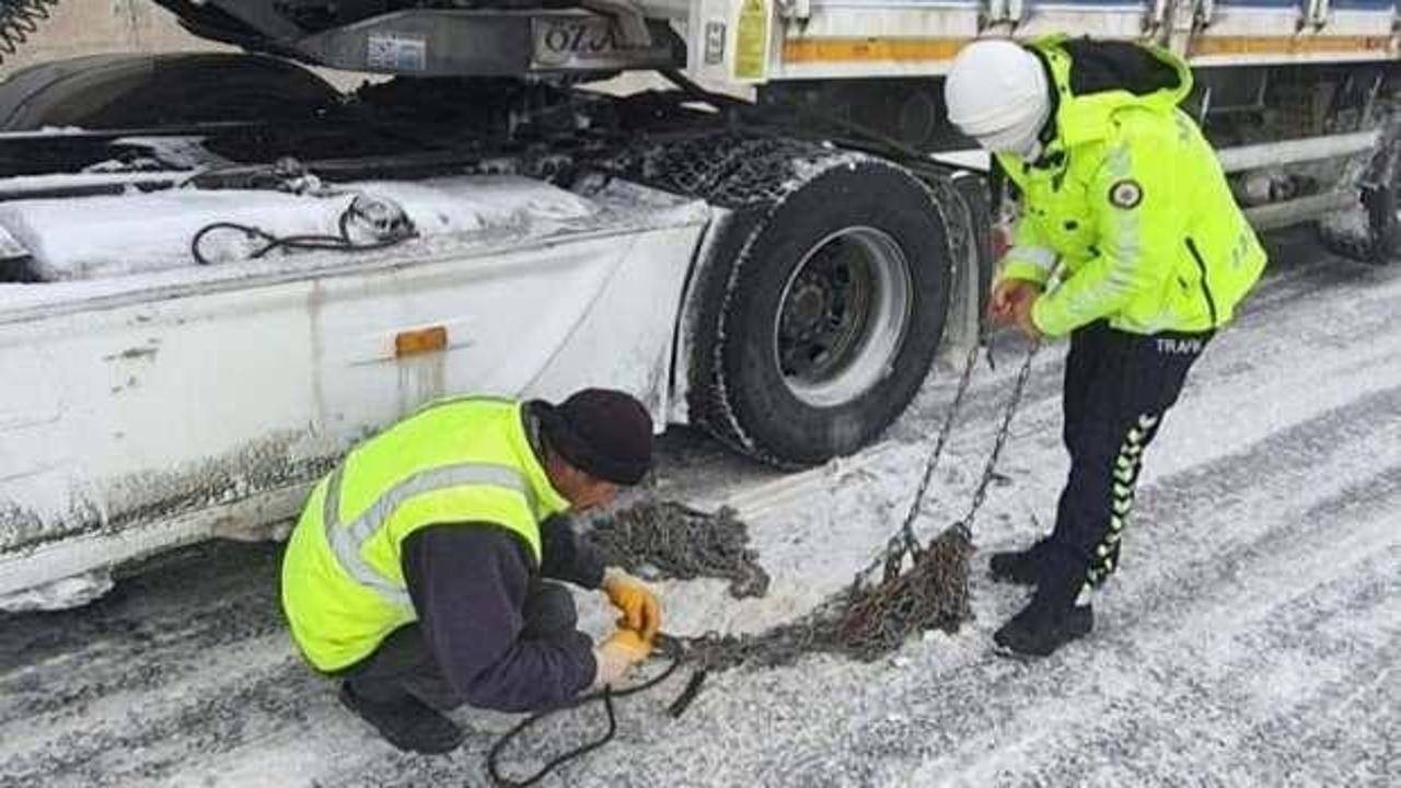 Erzincan'da yoğun kar yağışı sonrası, trafik denetimleri artırıldı ve yardım