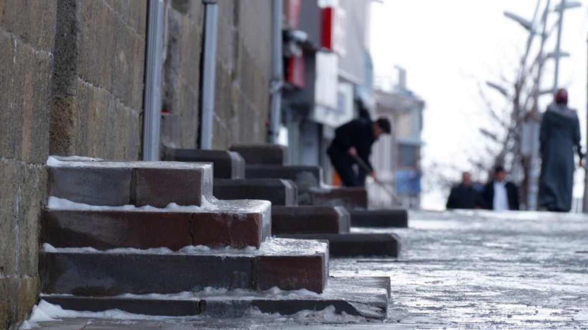 Erzurum, Türkiye'nin en düşük sıcaklık rekorunu kırarak soğuk havanın etkisini